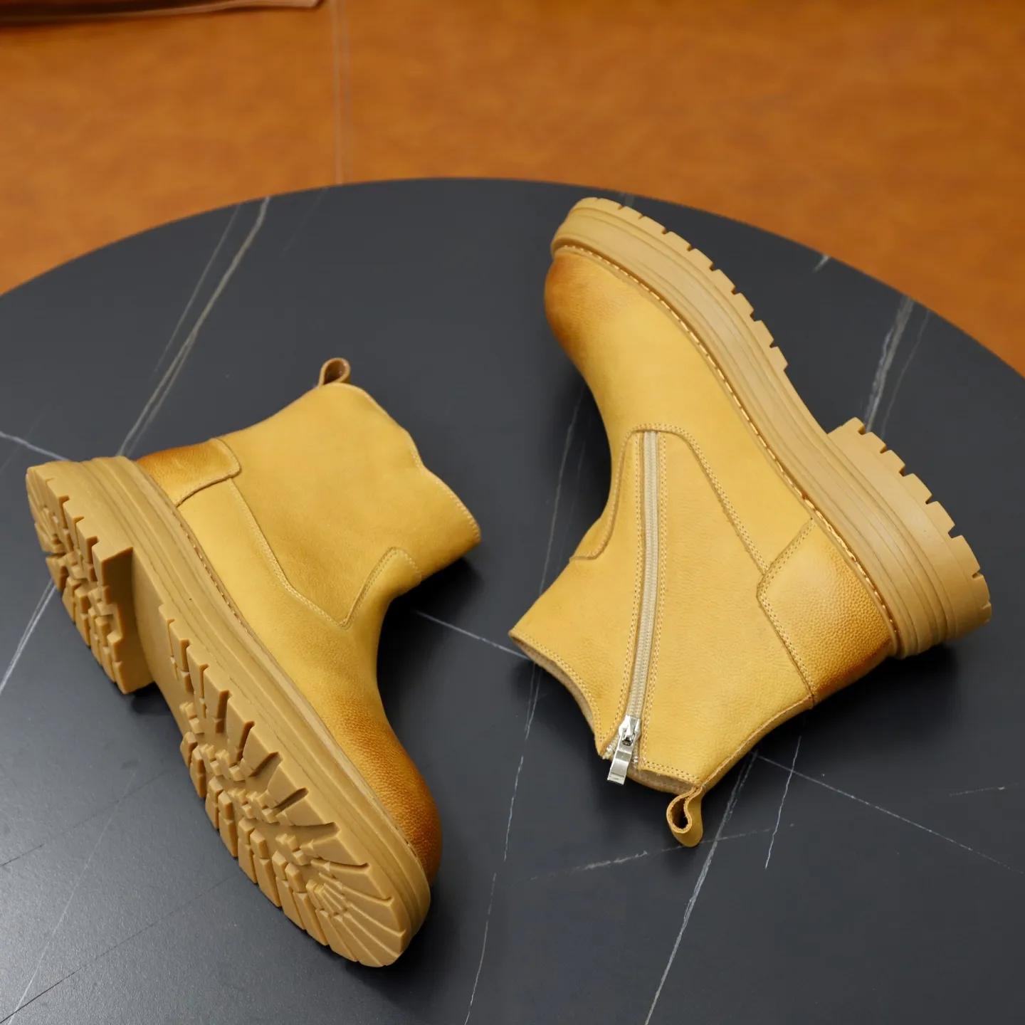 Ex-factory price: 680💰Thick wool imported from Australia Brand: UGG genuine purchasing agent Size: 38-44 (customized in 45) Grade: Official website 1:1 Material: First-layer genuine leather waterproof and antifreeze upper Real wool lining Original non-slip Soft wear-resistant outsole Style category: Men's casual shoes Trendy style Comfortable on the feet Color: Official website color synchronization